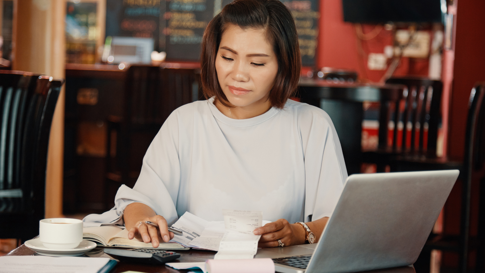 Une femme qui fait sa comptabilité